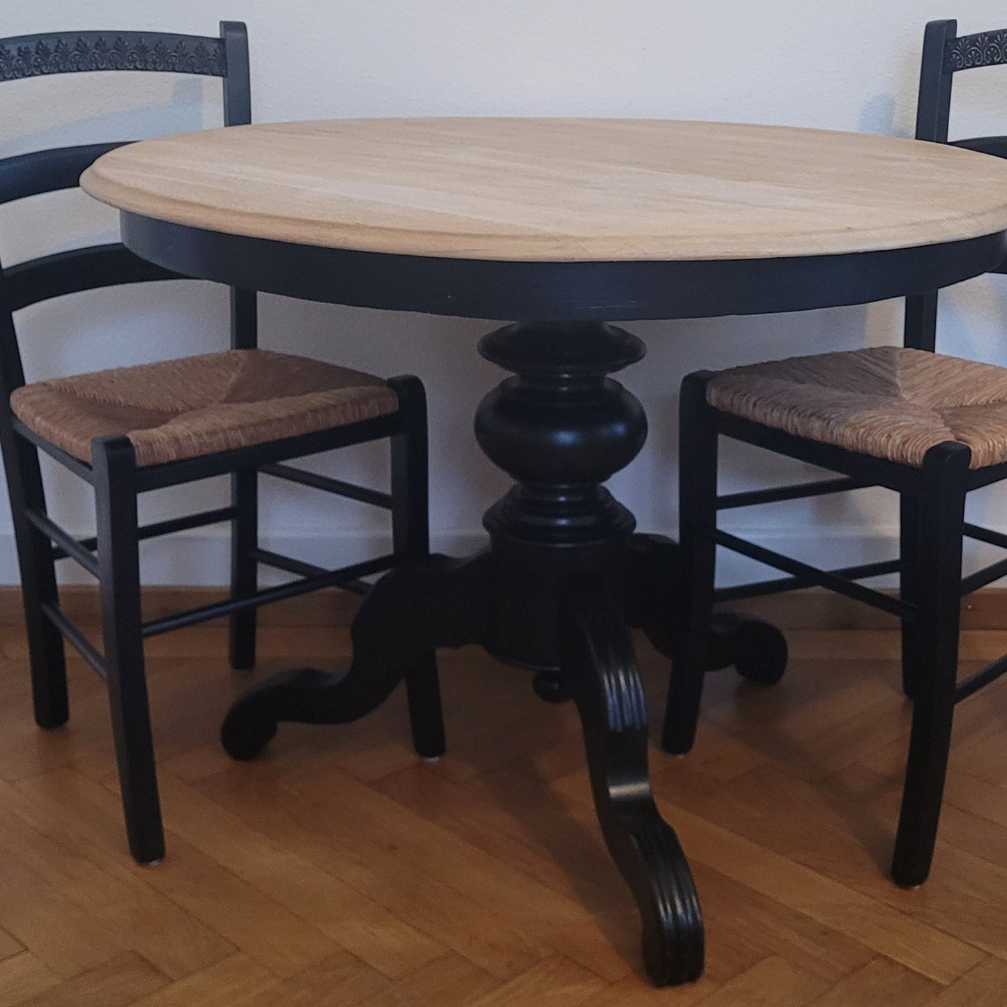 Tisch rund mit zwei Stühlen (Set)