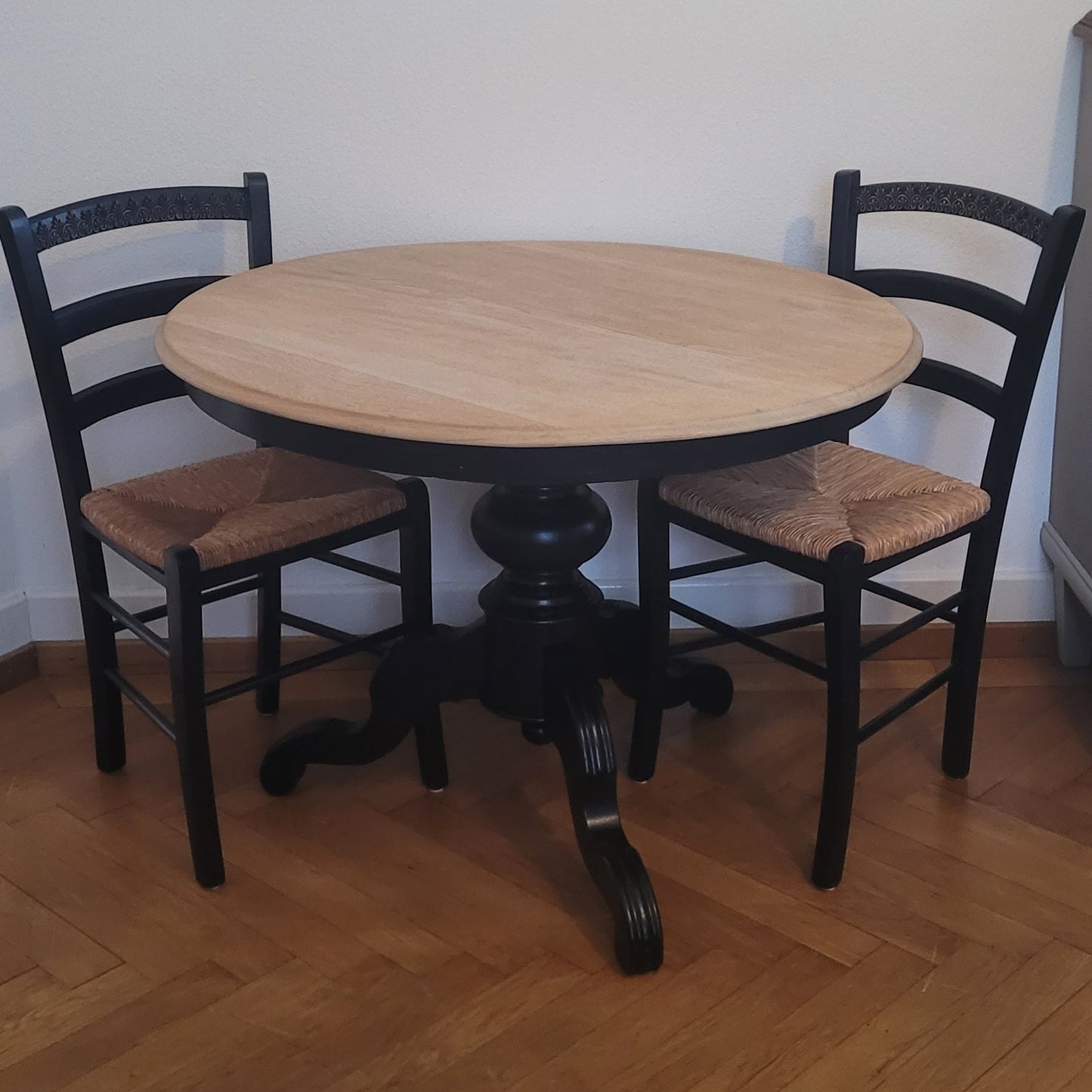 Tisch rund mit zwei Stühlen (Set)