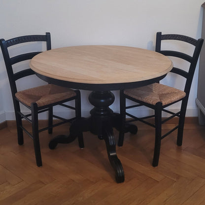 Tisch rund mit zwei Stühlen (Set)