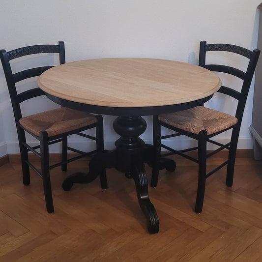 Tisch rund mit zwei Stühlen (Set)