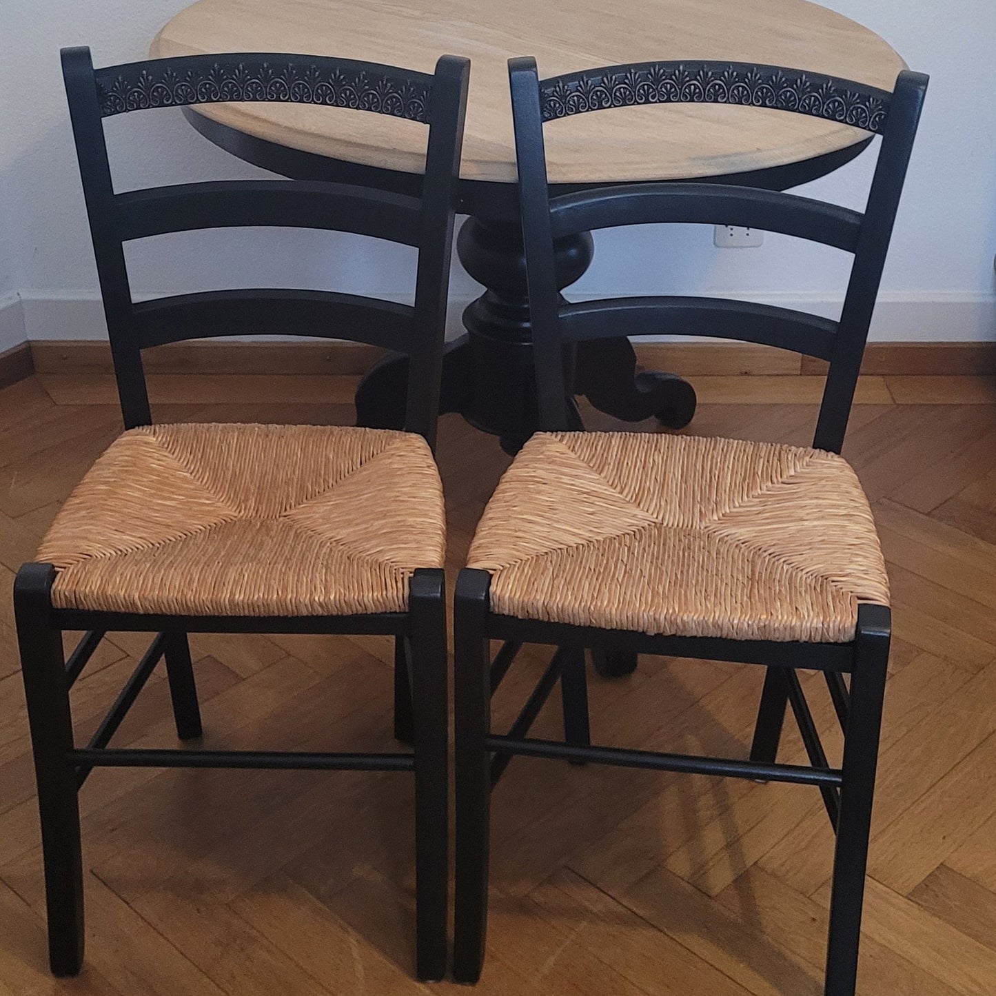 Tisch rund mit zwei Stühlen (Set)