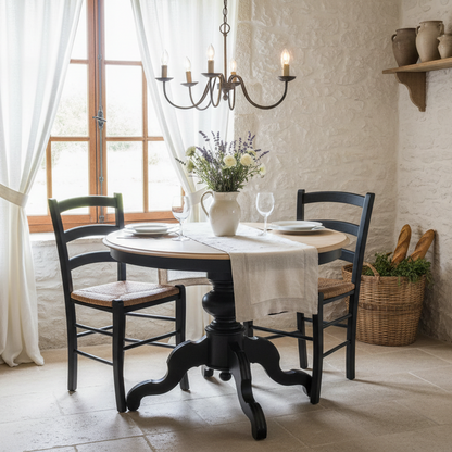Tisch mit Stühlen im Landhausstil
