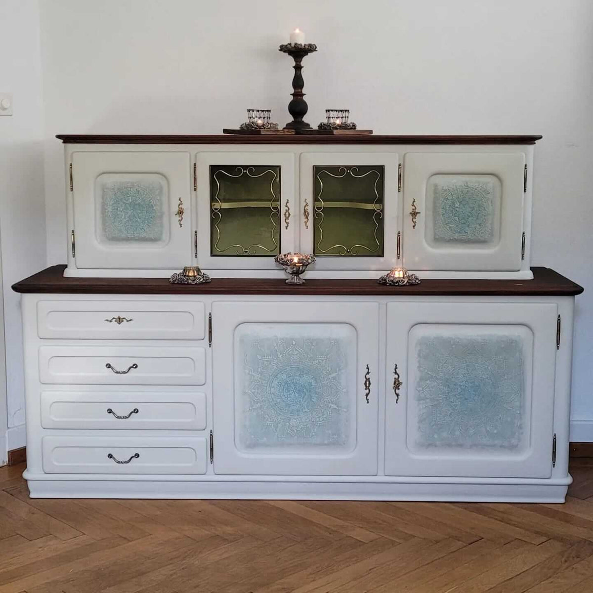 Upcycled Buffet Lina in Hellgrau – Frontansicht mit Kreidefarbe und Schablonenstruktur