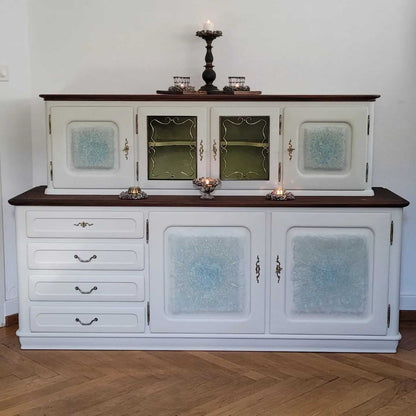 Upcycled Buffet Lina in Hellgrau – Frontansicht mit Kreidefarbe und Schablonenstruktur